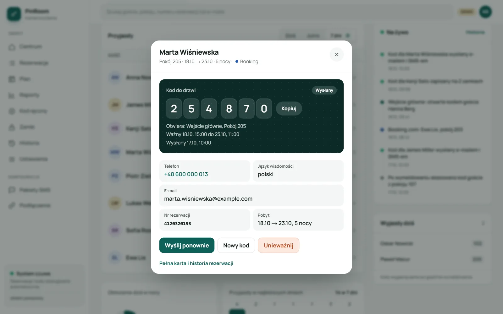 Panel PinRoom na laptopie: karta pobytu gościa z kodem do drzwi, obiekt pokazowy